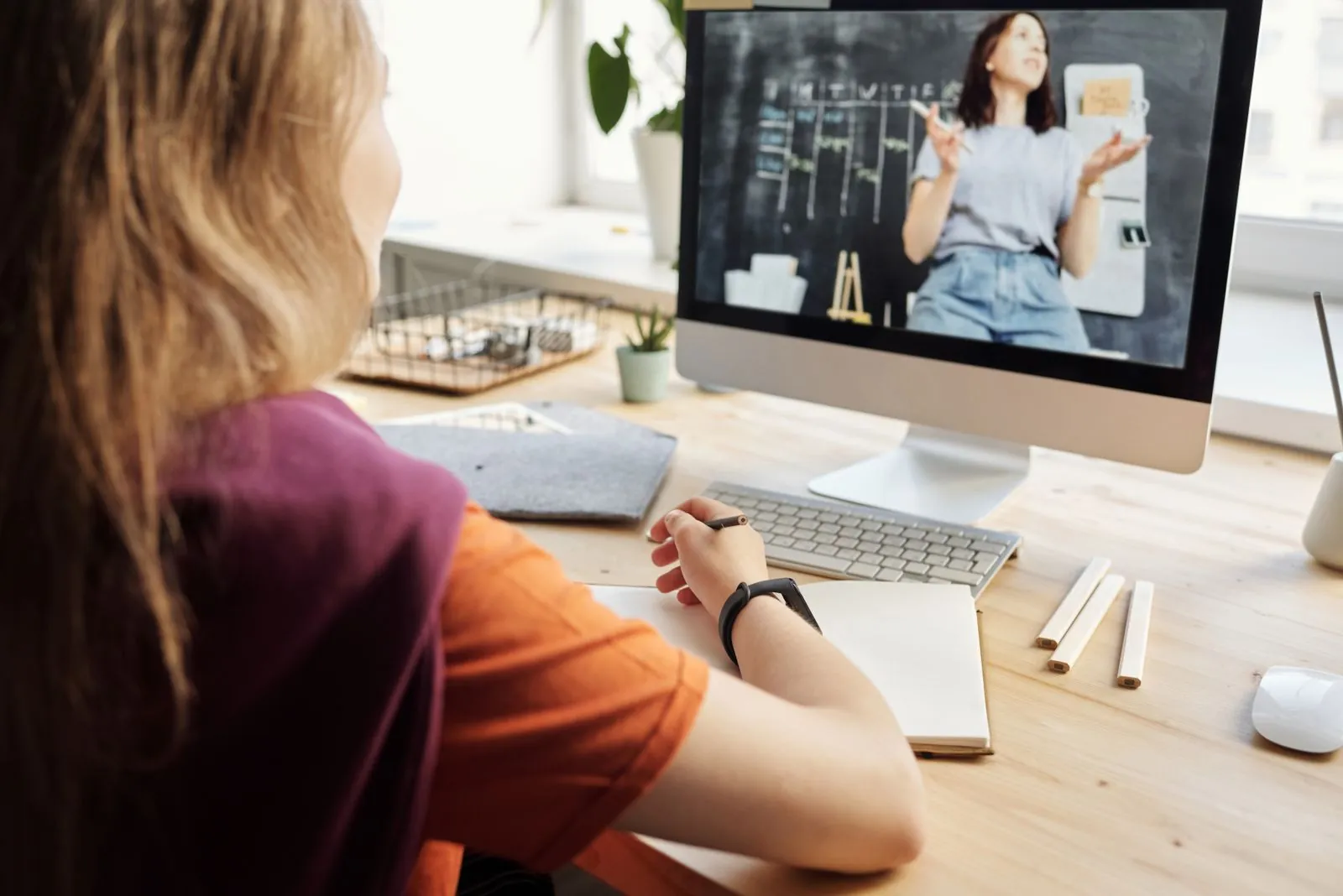 Student in the UAE following an online academic pathway